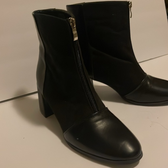 Black chunky heel booties Size euro 40 comparable to size 8.5 or 9 - Picture 2 of 10